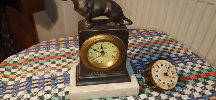 Starožitné krbové hodiny Jezevčík / Antique mantel clock  Dachshund – Junghans ?