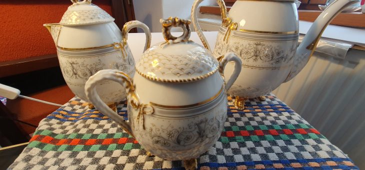 Porcelán svatební servis na nožičkách Loket r. 1833 .